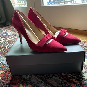 Ann Taylor Odette Suede Bow Pump Size 9 in Morello Red